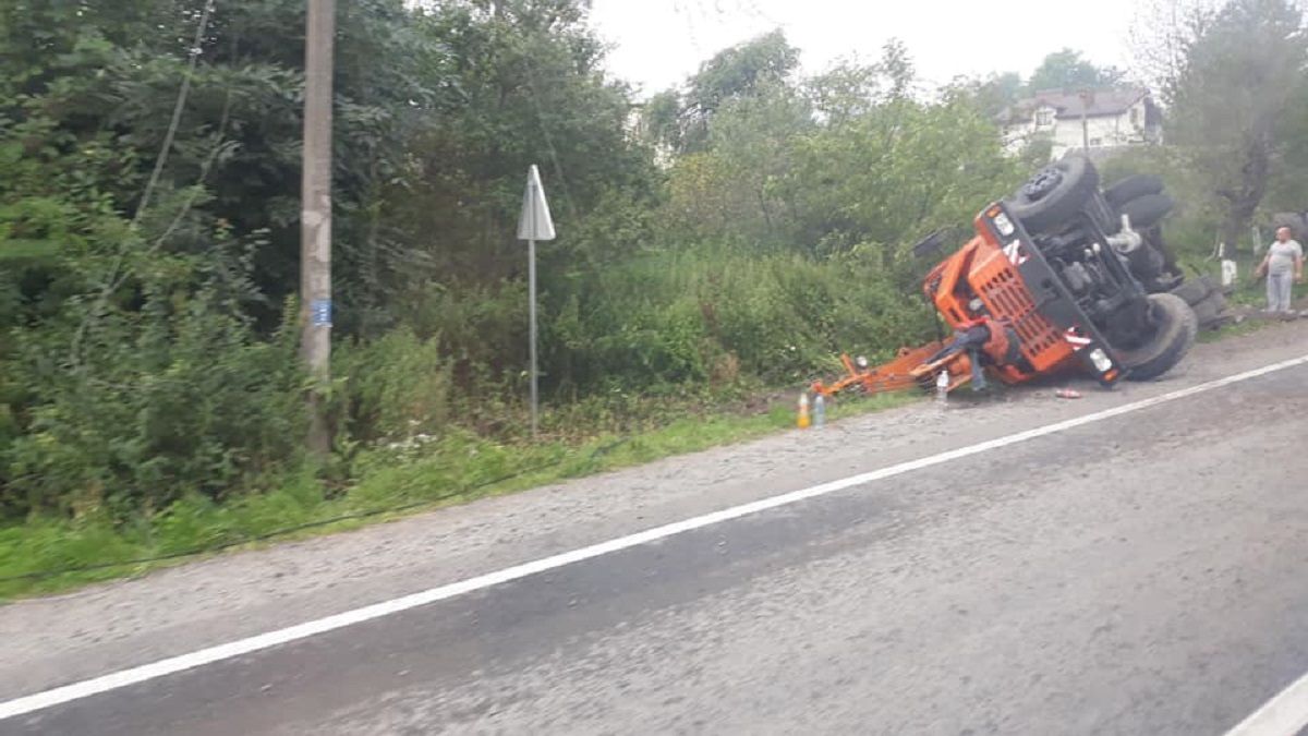 ДТП на Львівщині: від удару з фурою перекинувся автокран 