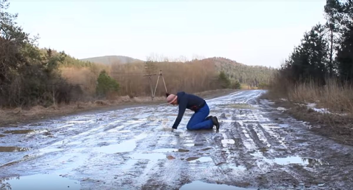 На Львівщині відклали ремонт аварійної дороги, про яку зняли сатиричний кліп