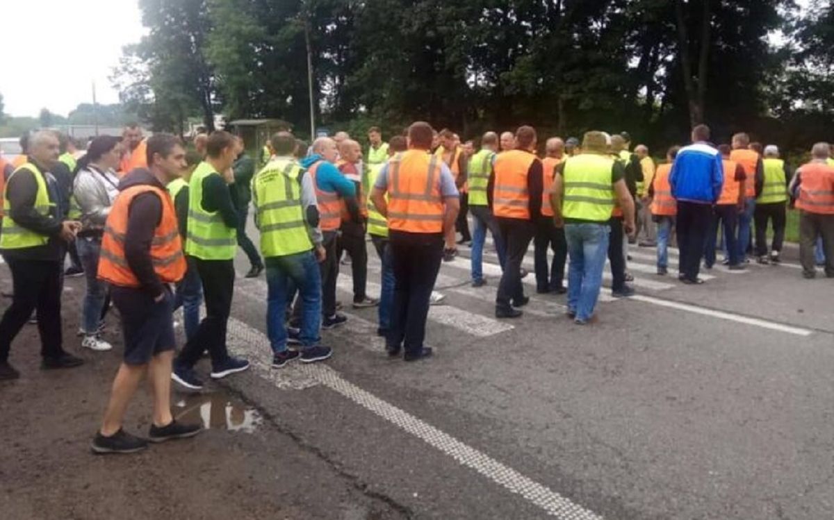 На Львівщині близько 200 водіїв вантажівок перекрили трасу Київ – Чоп