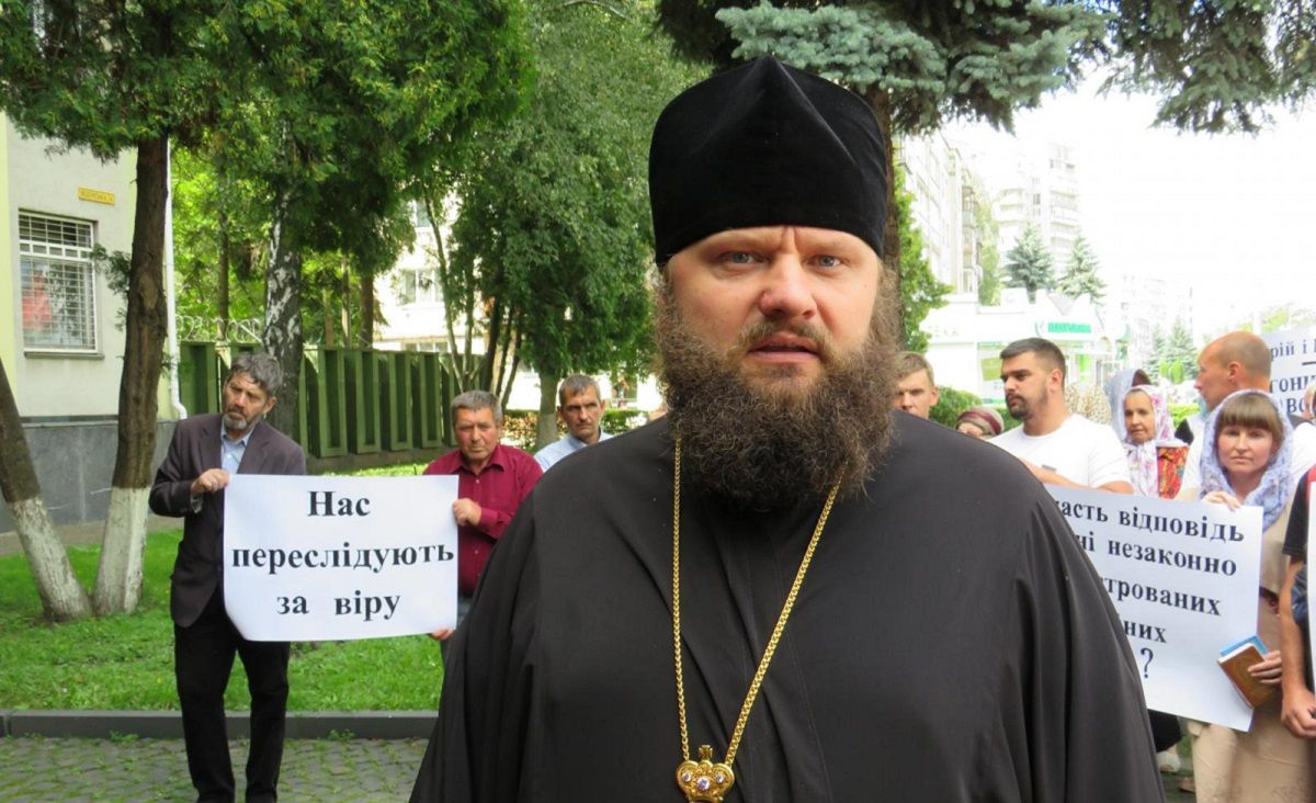 У Рівному прихильники УПЦ (МП) пікетували СБУ через допит священика 