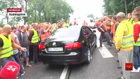Під час протесту на трасі Київ-Чоп біля Львова далекобійники розбили скло легковика