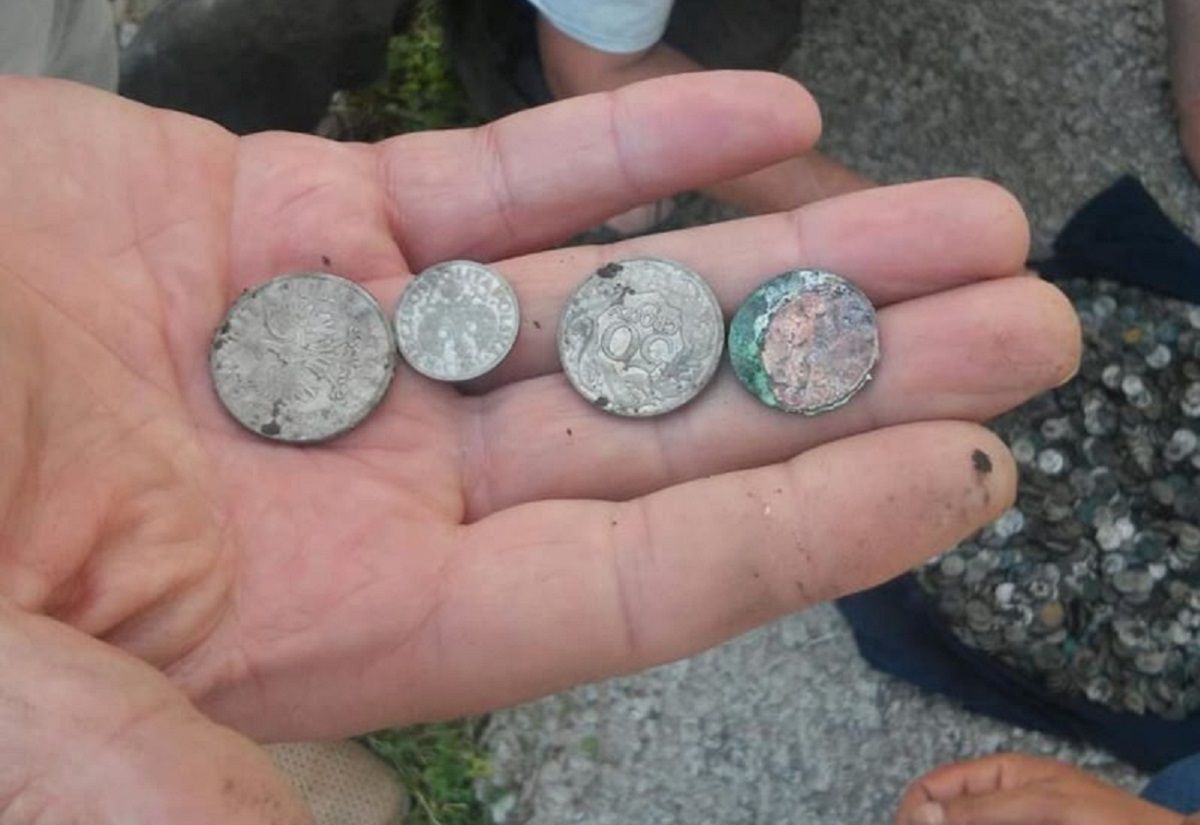 На подвір’ї монастиря в Збаражі викопали скарб міжвоєнного періоду