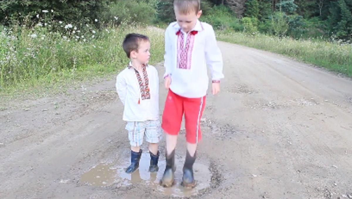 Священик УГКЦ зняв нове сатиричне відео про аварійну дорогу на Львівщині