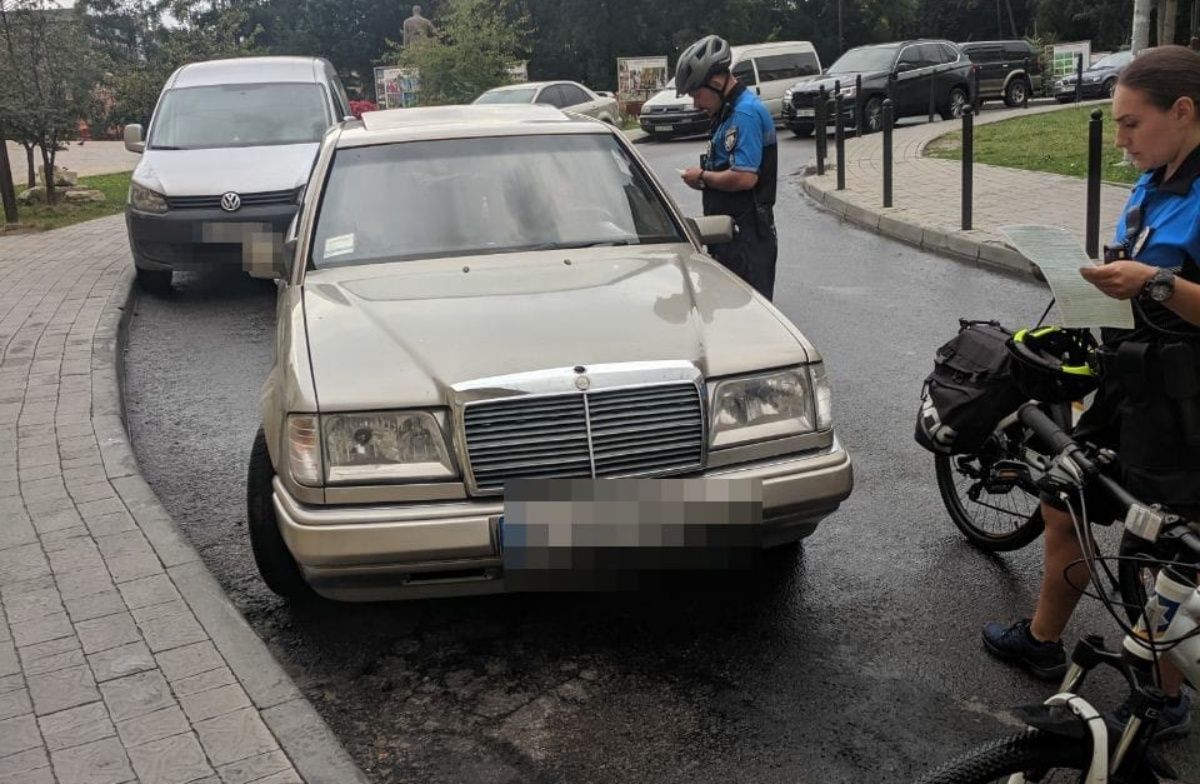 Поліцейські на велосипедах затримали у Львові нетверезого водія автомобіля