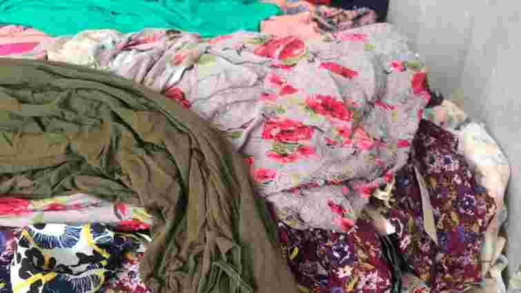 Львівські митники вилучили у 28-річного чоловіка 1500 жіночих суконь та блузок