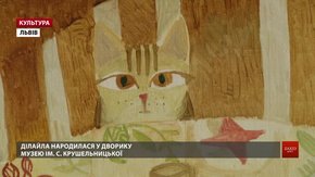 Львівська мисткиня Леся Квик малює свою кішку на шалях, горнятках та торбинках