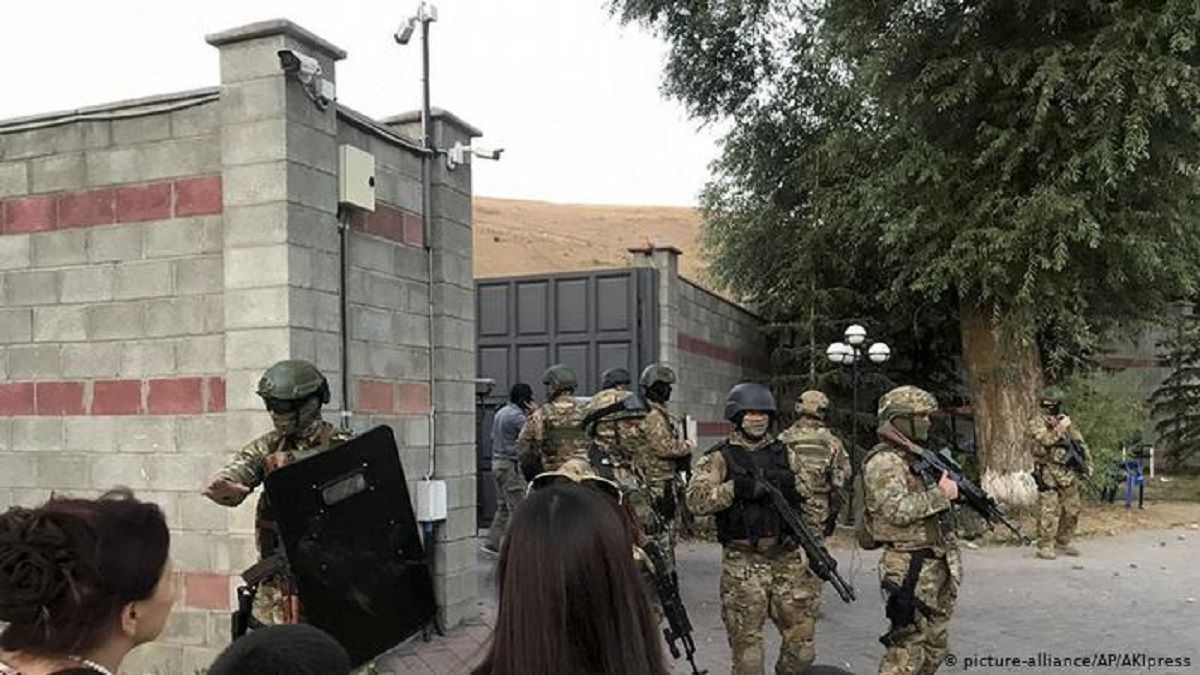 У Киргизстані під час спроби затримати екс-президента загинув спецпризначенець