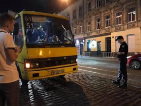 Львівські патрульні зупинили маршрутку з пасажирами і п’яним водієм 