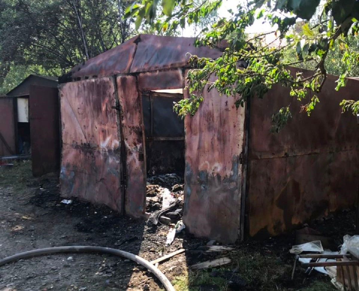 На Левандівці рятувальники гасили пожежу в металевих гаражах