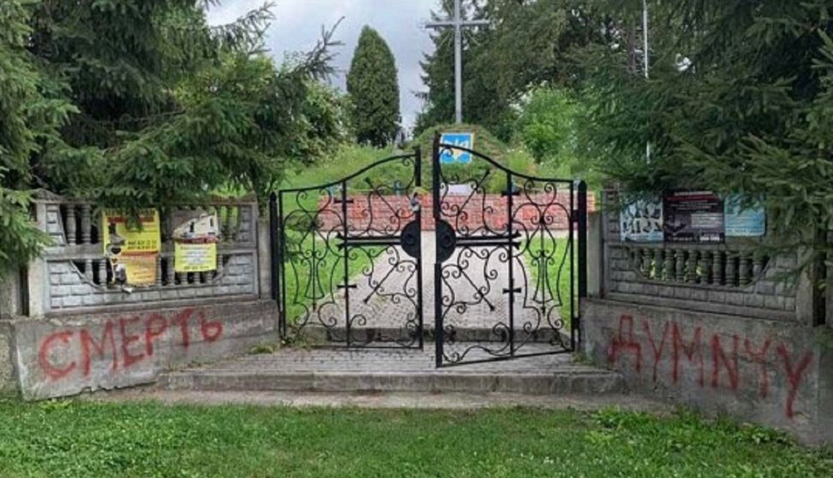 Село Красів розписали численними погрозами на адресу місцевого активіста