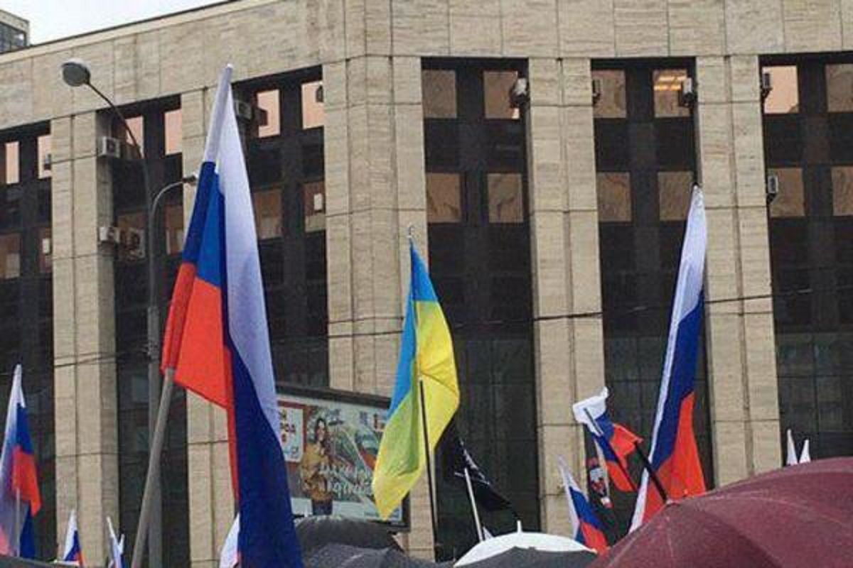 На мітингу в Москві стався конфлікт через український прапор