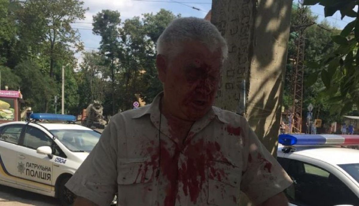 У Харкові поліцейський побив пенсіонера в трамваї