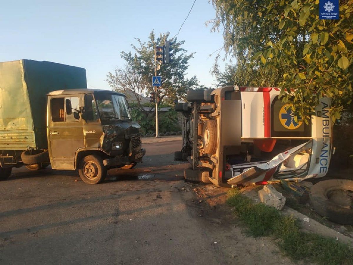 У Дніпрі вантажівка в’їхала в «швидку» з пацієнтом, постраждали п'ятеро людей