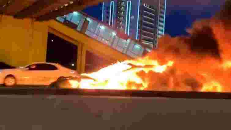У Москві Tesla на автопілоті зіткнулася з евакуатором і вибухнула