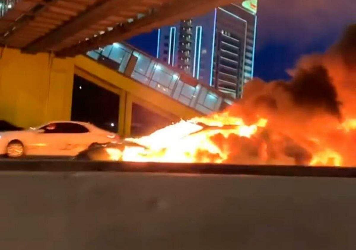 У Москві Tesla на автопілоті зіткнулася з евакуатором і вибухнула