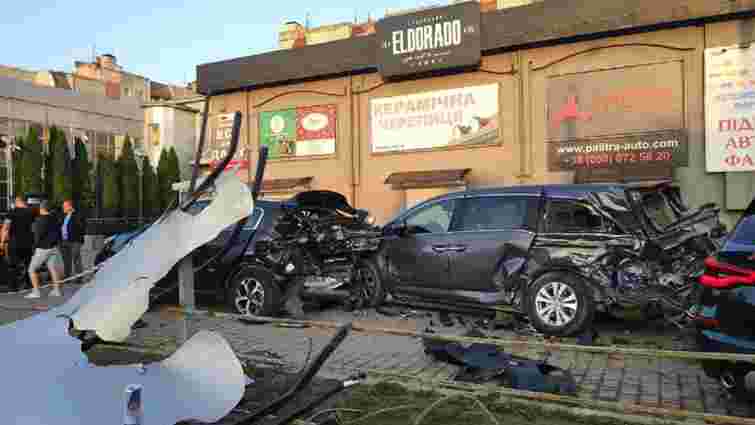 В Івано-Франківську 20-річна водійка BMW X5 розбила п'ять автомобілів на парковці