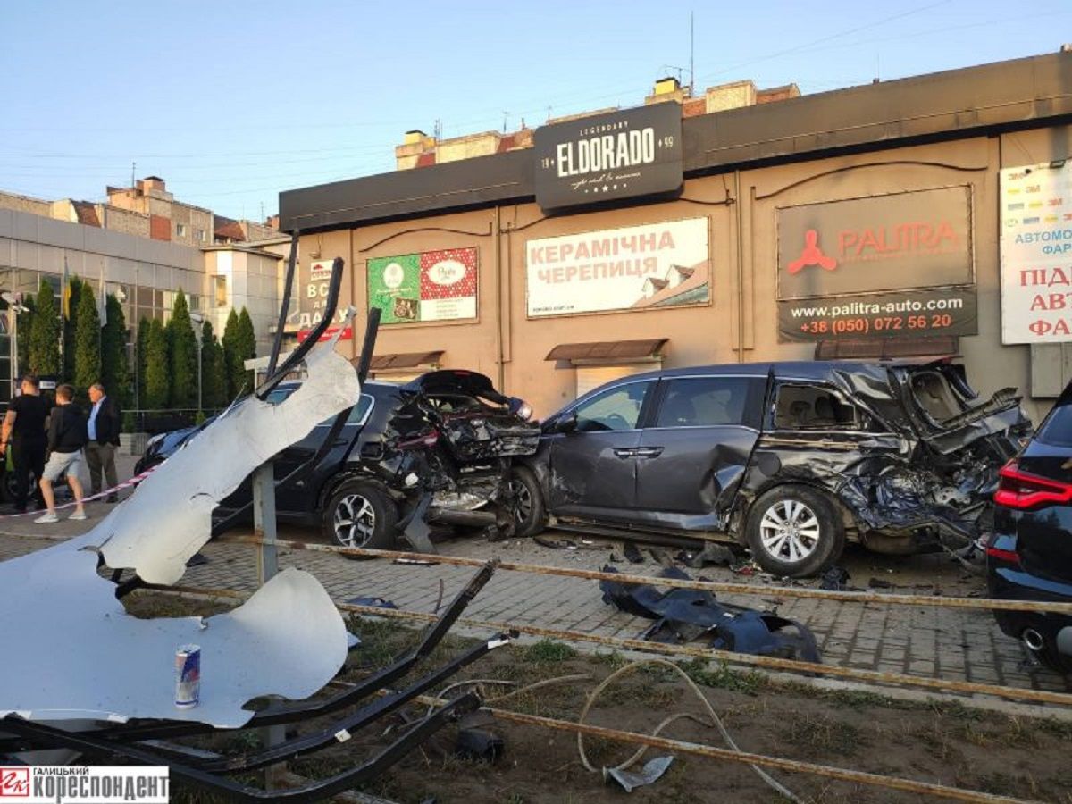 В Івано-Франківську 20-річна водійка BMW X5 розбила п'ять автомобілів на парковці