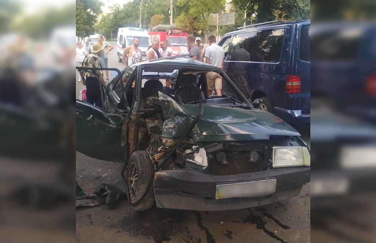 У Дрогобичі водій ВАЗа розбив два мікроавтобуси, травмувалися двоє людей