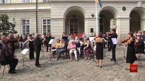 Музиканти оточили слухачів з усіх боків. Незвичний концерт на площі Ринок. Відео дня