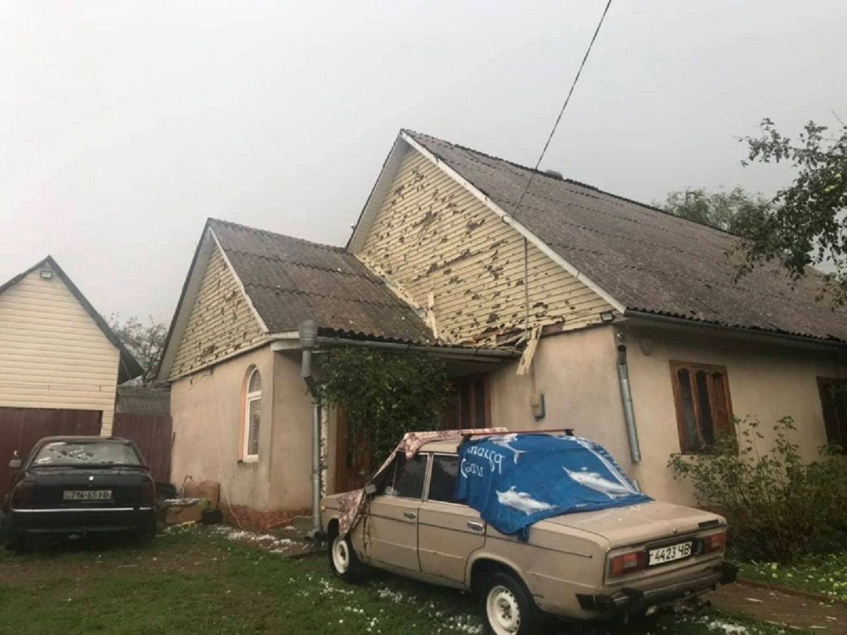 Сильний град залишив без зв’язку та електрики райцентр на Буковині