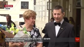 Подружжя львів'ян відсвяткувало діамантове весілля поїздкою в ретро-трамваї