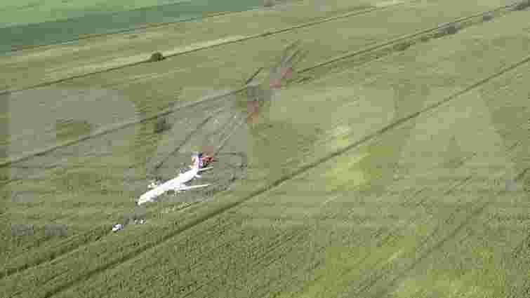 Під Москвою пасажирський літак без двигунів приземлився на кукурудзяне поле