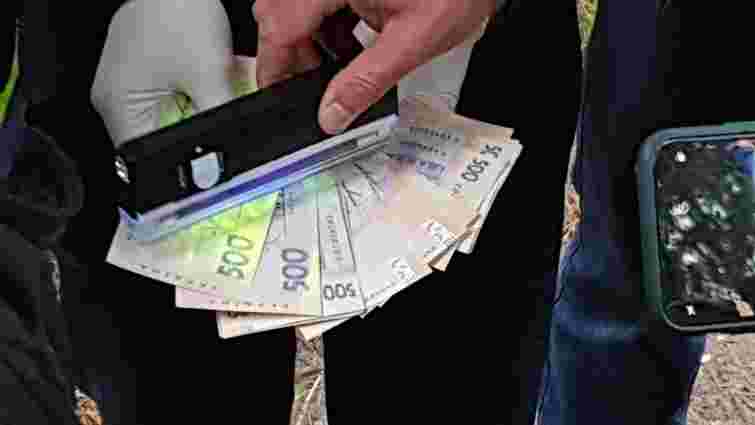 ДБР Львова затримало прикордонника на хабарі 15 тис. грн за сприяння контрабандистам