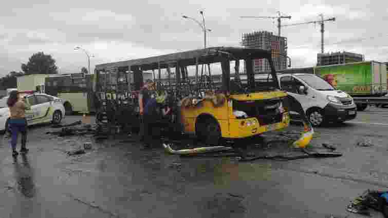 В Києві біля станції метро вибухнула і згоріла маршрутка