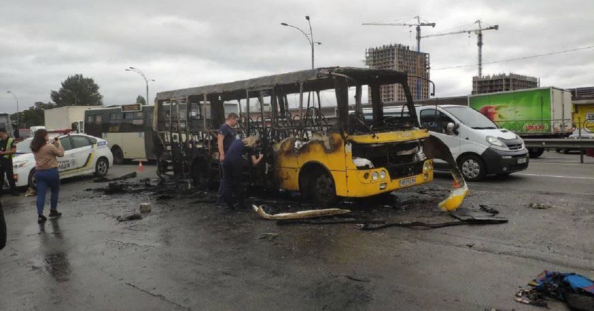 В Києві біля станції метро вибухнула і згоріла маршрутка
