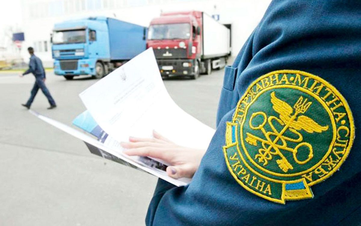 Голова ДМС Максим Нефьодов закликав писати йому у Facebook, якщо митники вимагають хабар