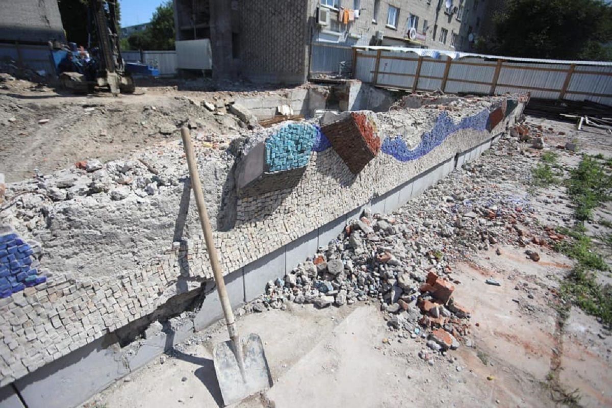 Власник львівського магазину «Океан» пообіцяв відновити зруйновану мозаїку