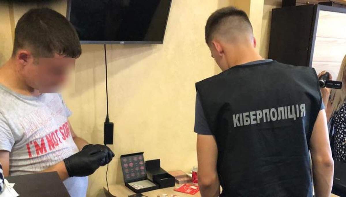 Кіберполіція затримала групу злодіїв, які викрали з карток українців 1,5 млн грн