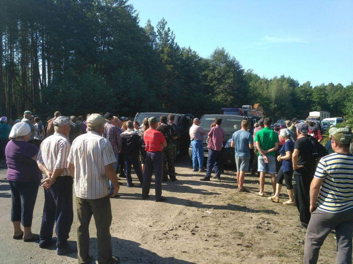 На Волині люди блокували техніку підприємства, яке хоче легально видобувати бурштин