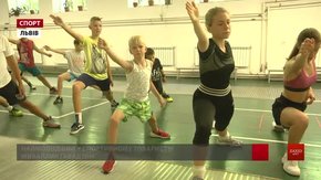 Діти із трьох областей вправляються у тренувальному таборі Львівської академії фехтування