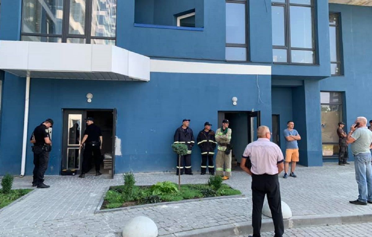 У львівській багатоповерхівці люди просиділи у заблокованому ліфті сім годин