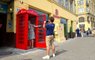 У центрі Львова встановили червону телефонну будку, як у Лондоні. Фото дня