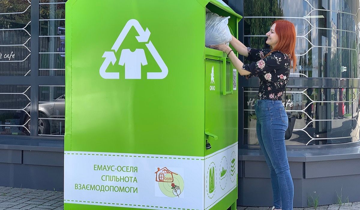 «Емаус-Оселя» встановила чотири додаткові контейнери у Львові для збору вживаного одягу