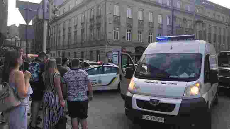 У центрі Львова нетверезий клієнт поранив ножем водія таксі