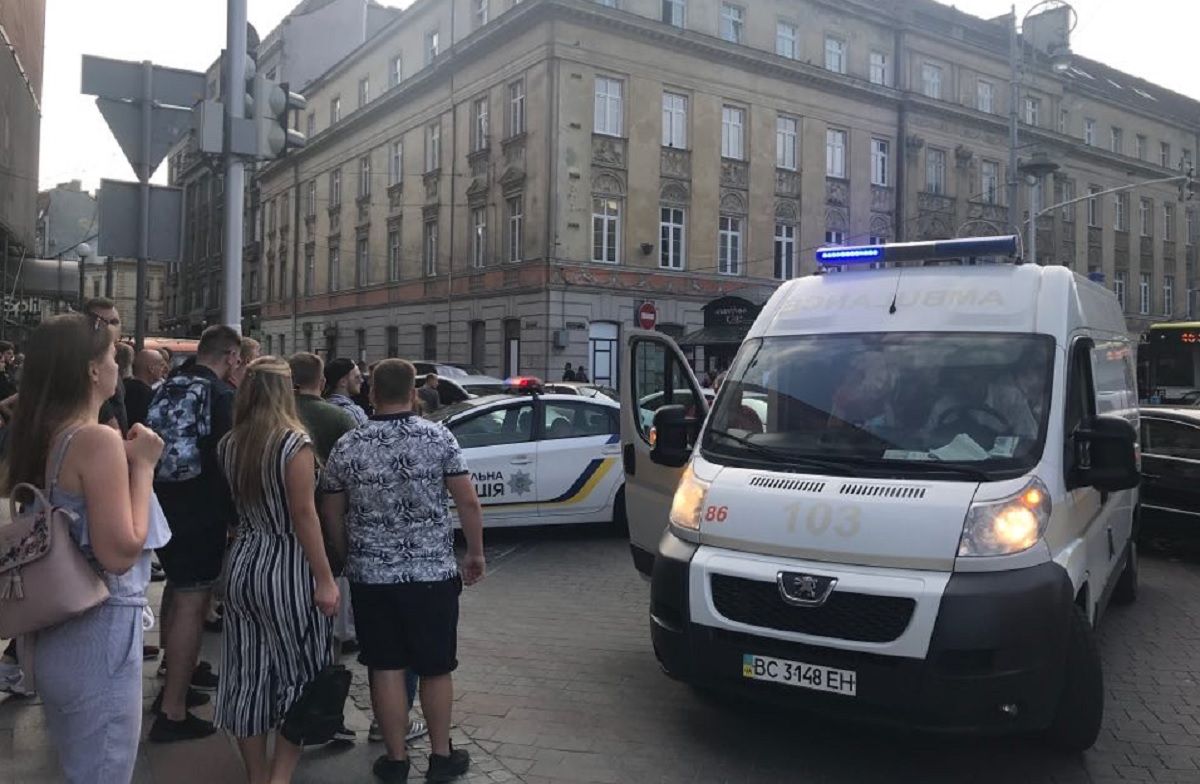 У центрі Львова нетверезий клієнт поранив ножем водія таксі