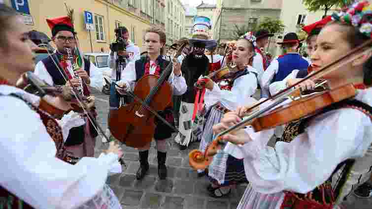 У центрі Львова феєричним парадом стартував фестиваль «Етновир»