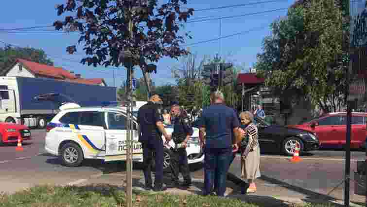 Автомобіль поліції збив двох жінок на пішохідному переході у Львові