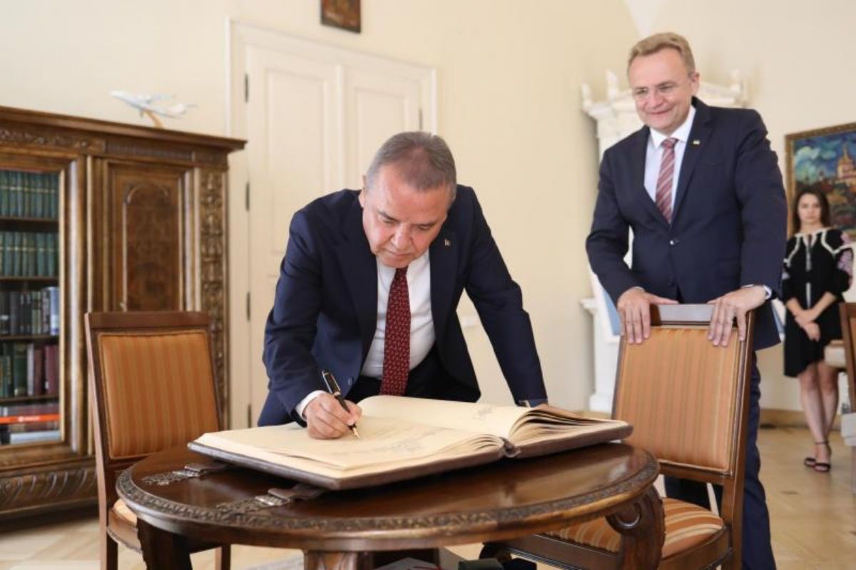 До Львова вперше з офіційним візитом приїхав мер Анталії