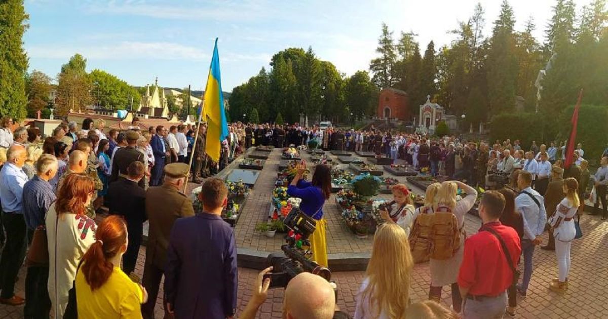 День Незалежності у Львові розпочався з молитви на Личаківському кладовищі