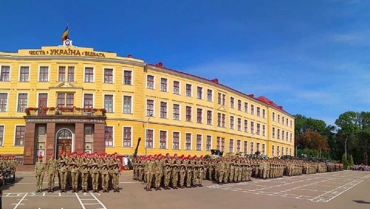 500 першокурсників Академії сухопутних військ склали присягу