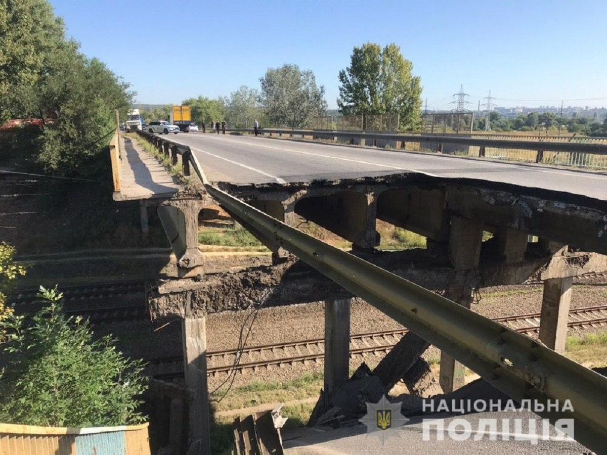 У Харкові обвалився автомобільний міст