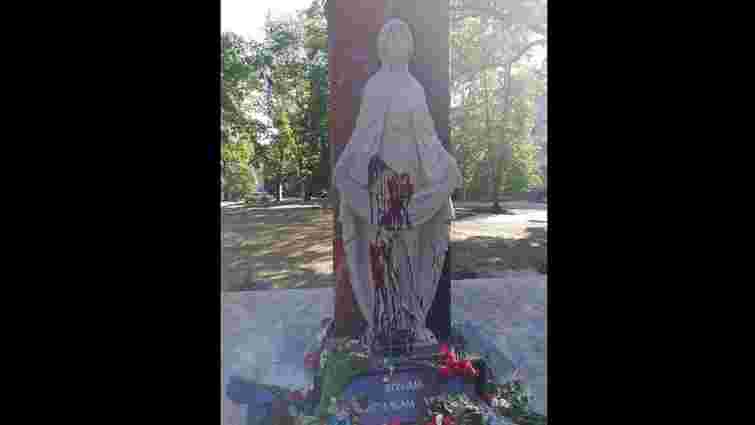 На Житомирщині вандали облили червоною фарбою Меморіал учасникам АТО