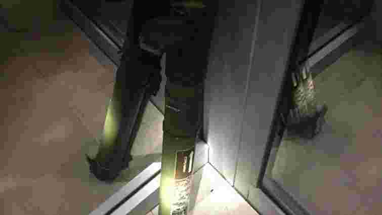 Біля входу в готель у центрі Львова виявили гранатомет із бойовим зарядом