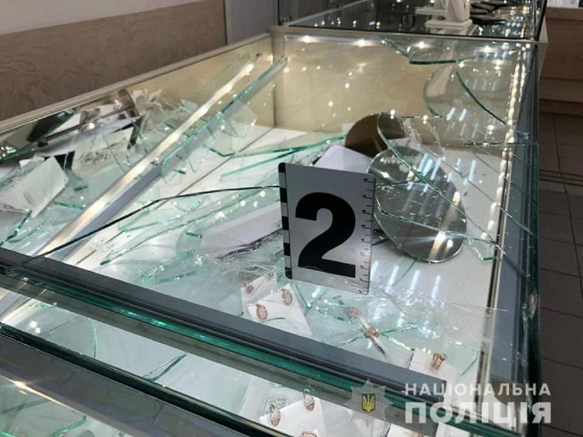 У Києві чоловік з рушницею пограбував ювелірний магазин