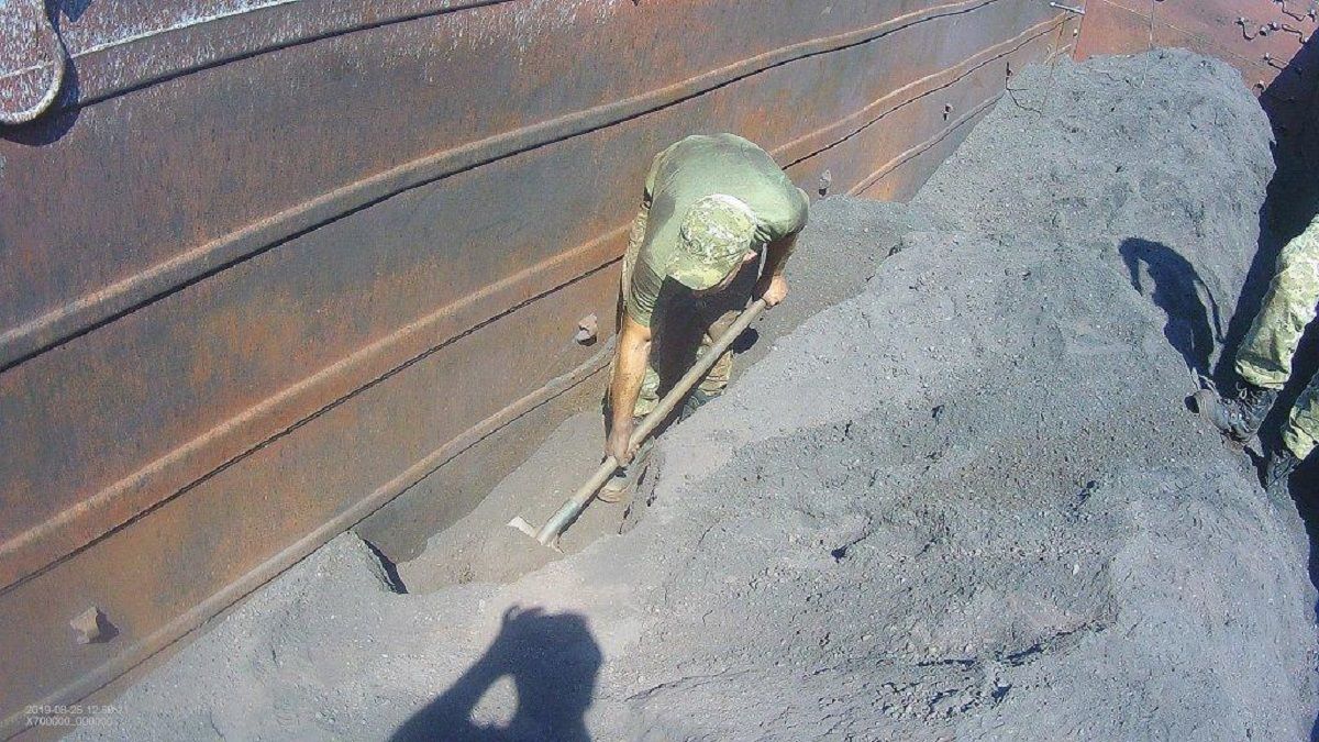 Львівські прикордонники виявили у вантажних вагонах з рудою 5 тис. пачок сигарет