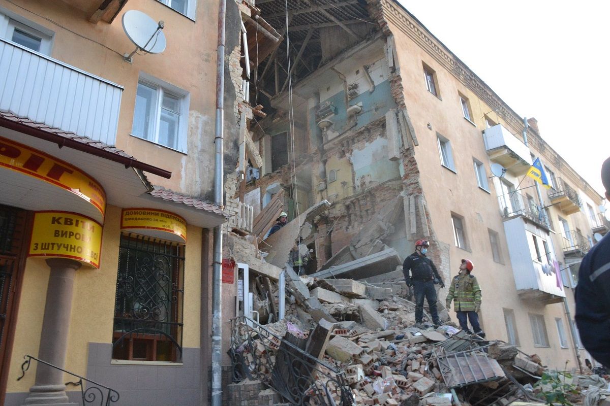 Після обвалу будинку у Дрогобичі жінку з двома дітьми госпіталізували до Львова